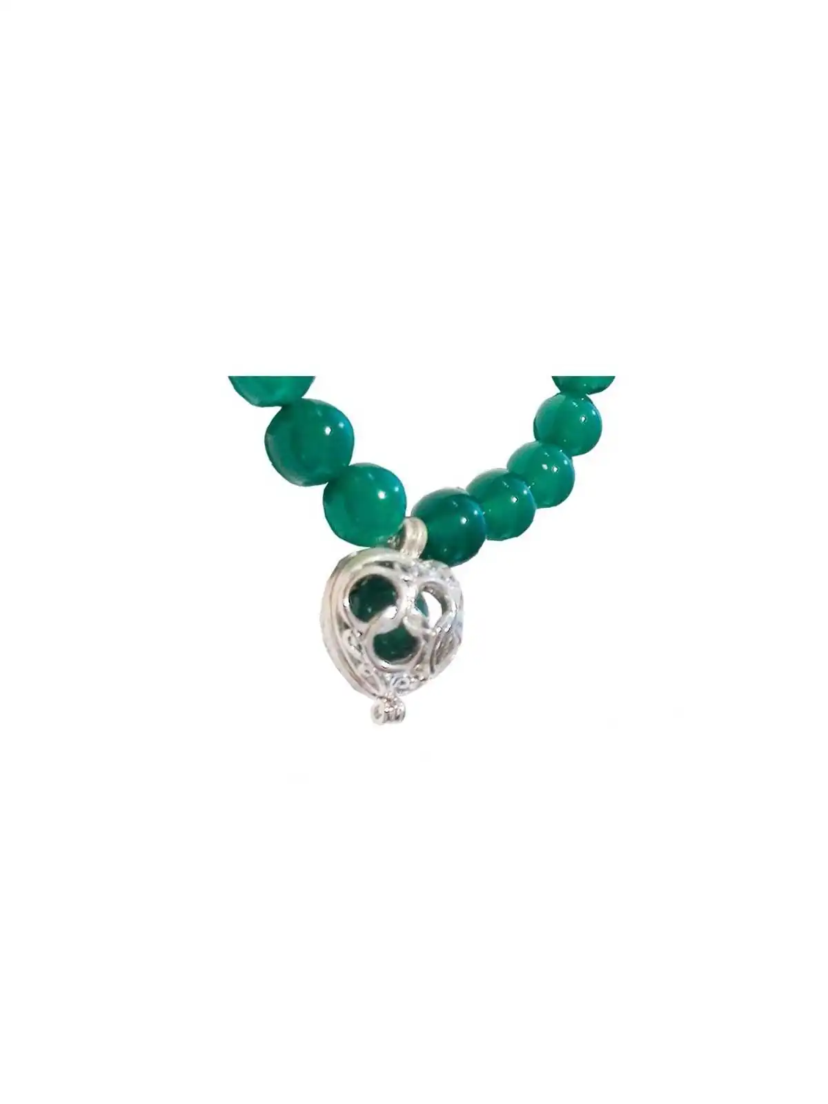 detalle pulsera jade verde con corazón y agata negra