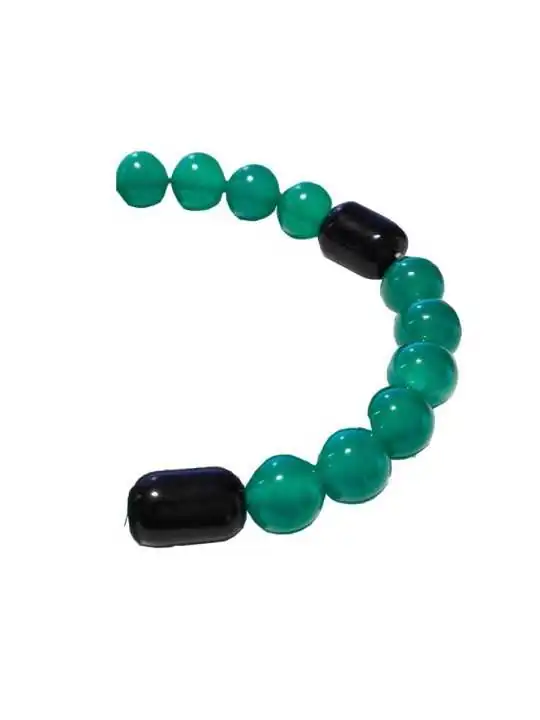 detalle de pulsera con jade veerde y cuarzo negro 