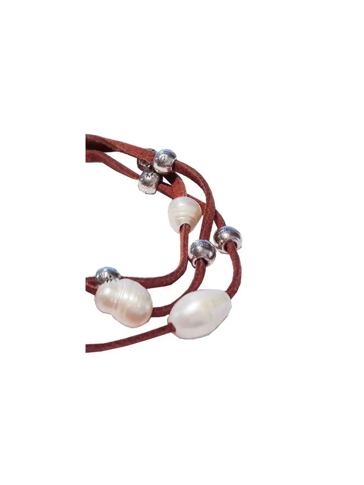 detalle de pulsera de tiras de cuero y perlas 