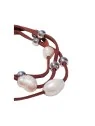 detalle de pulsera de tiras de cuero y perlas 