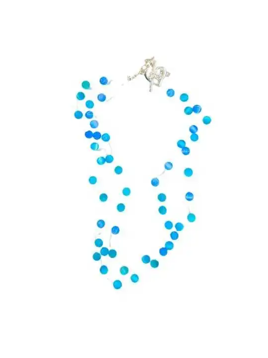 collar al aire con ojos de gato azules 