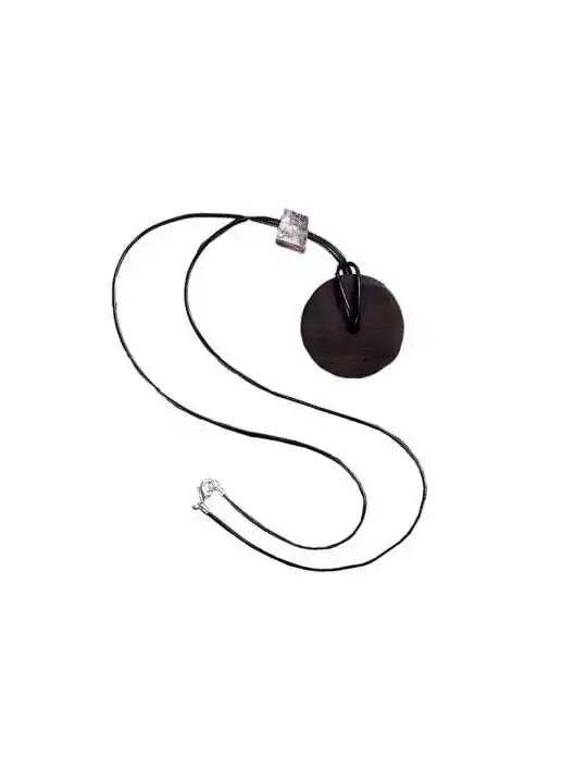 Collar colgante de ébano con cubo metal