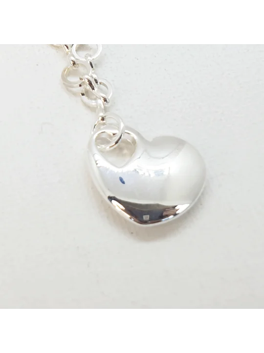 collar con cadena y con corazón plateado 