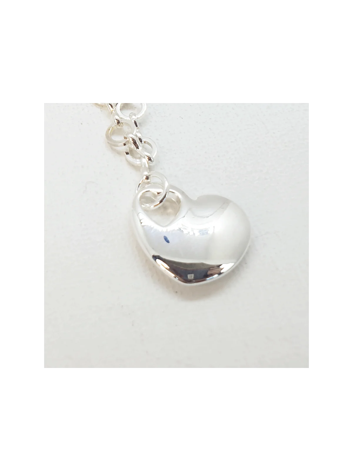 collar con cadena y con corazón plateado 