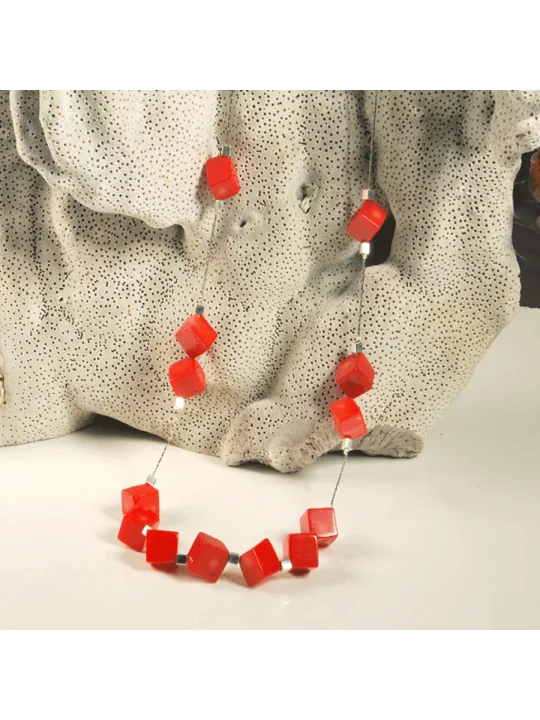 Collar largo con cubos de Coral ROjo