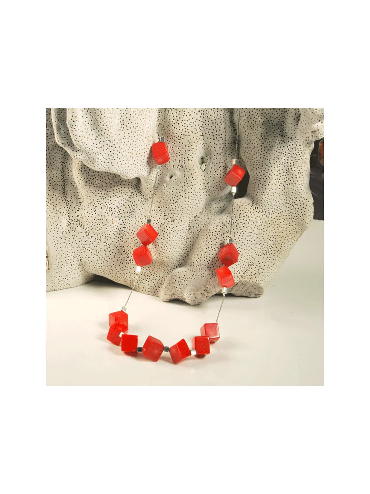 Collar largo con cubos de Coral ROjo