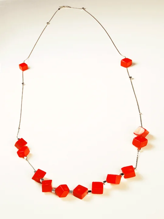 Precioso collar con cubos de Coral Rojo