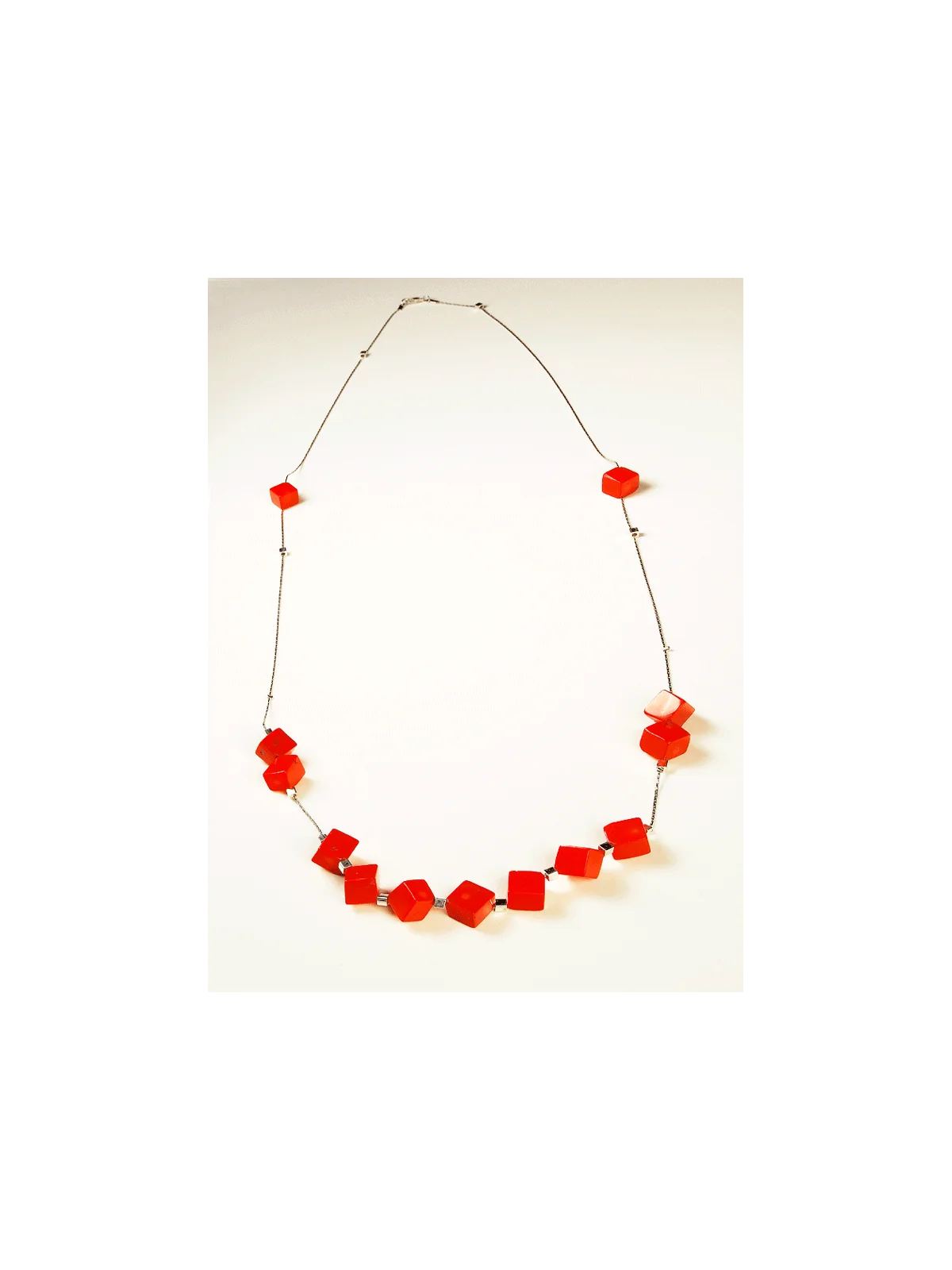 Precioso collar con cubos de Coral Rojo