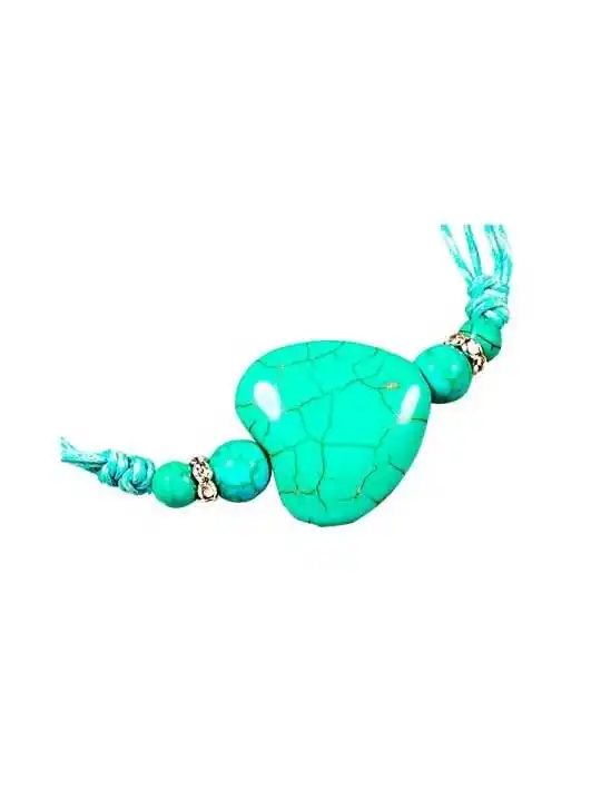 collar con un corazón tallado de howlita verde