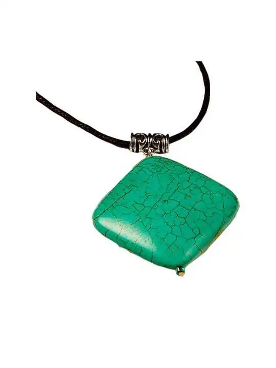 collar con colgante howlita verde rombo