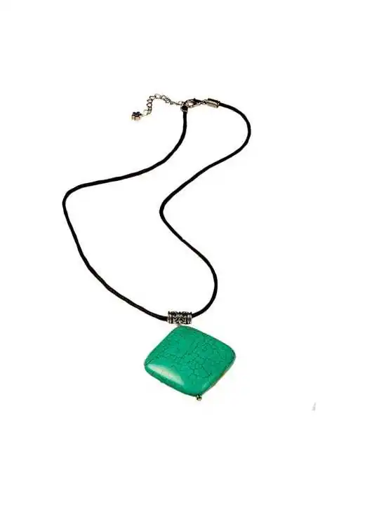 collar con colgante howlita verde