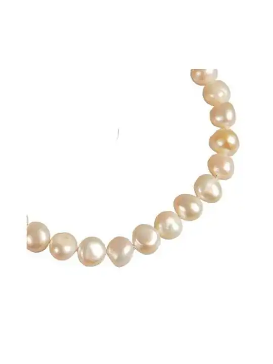 Detalle collar de perlas y cuero