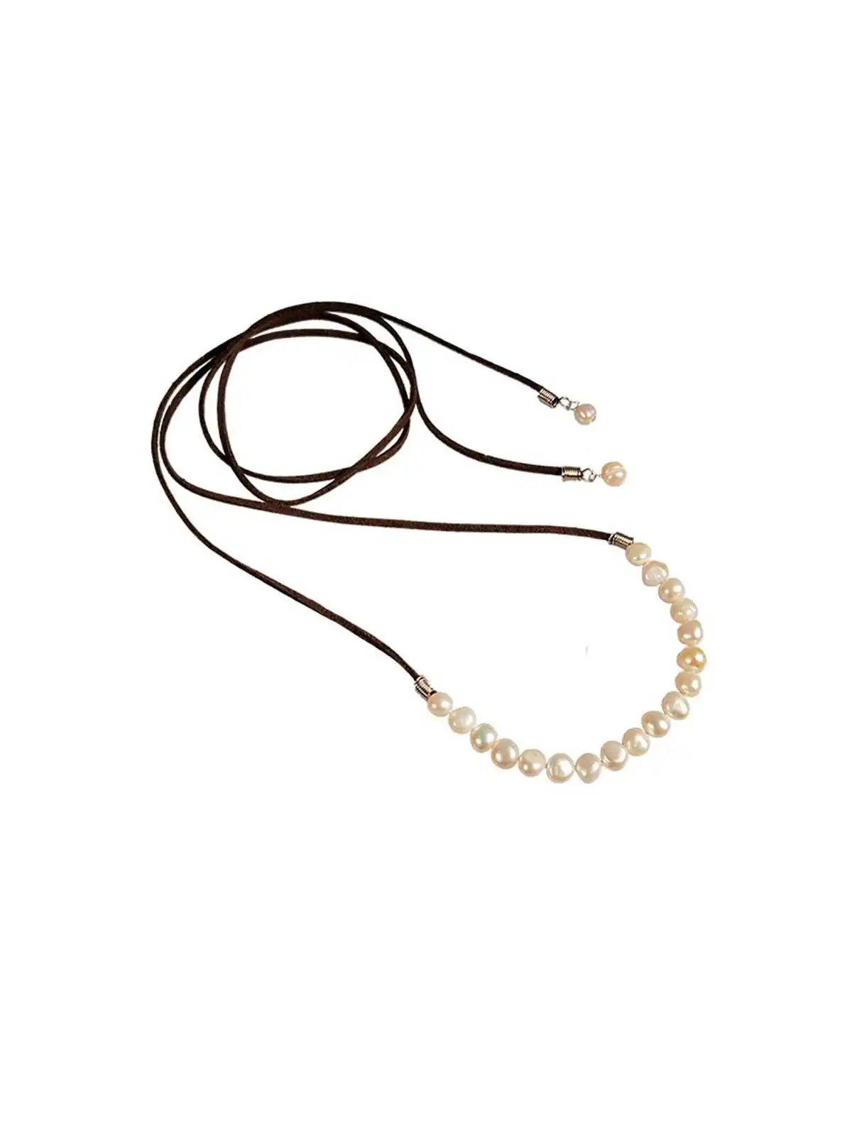 Detalle collar perlas y cuero