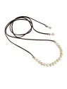 Detalle collar perlas y cuero
