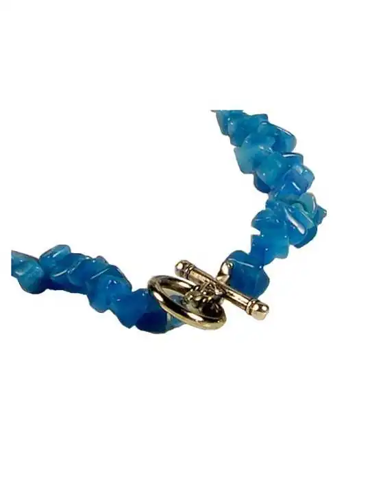 Detalle de collar de chips de agata azul
