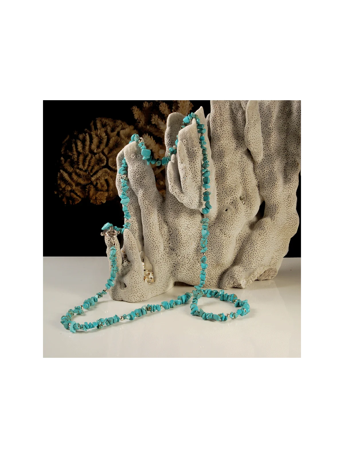 Collar extralargo con chips de turquesas verdes