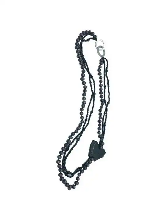 Collar de perlas grises y mariposa de nácar