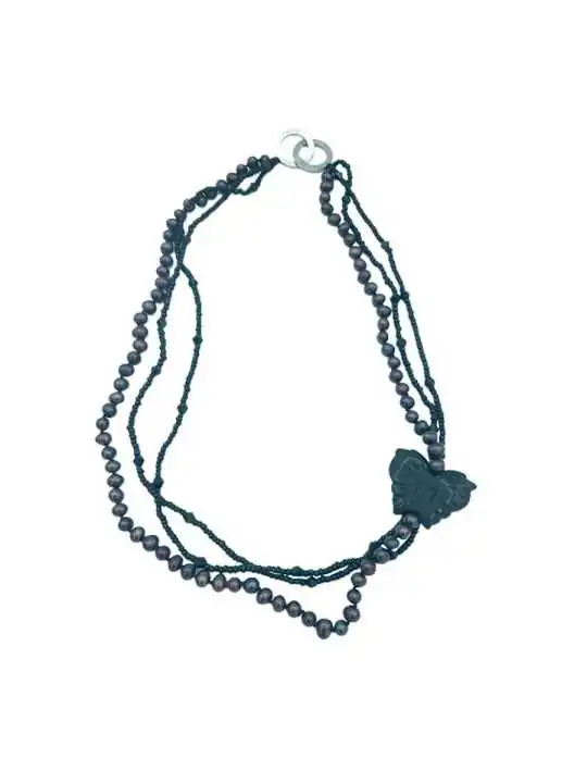Collar de perlas grises y nácar