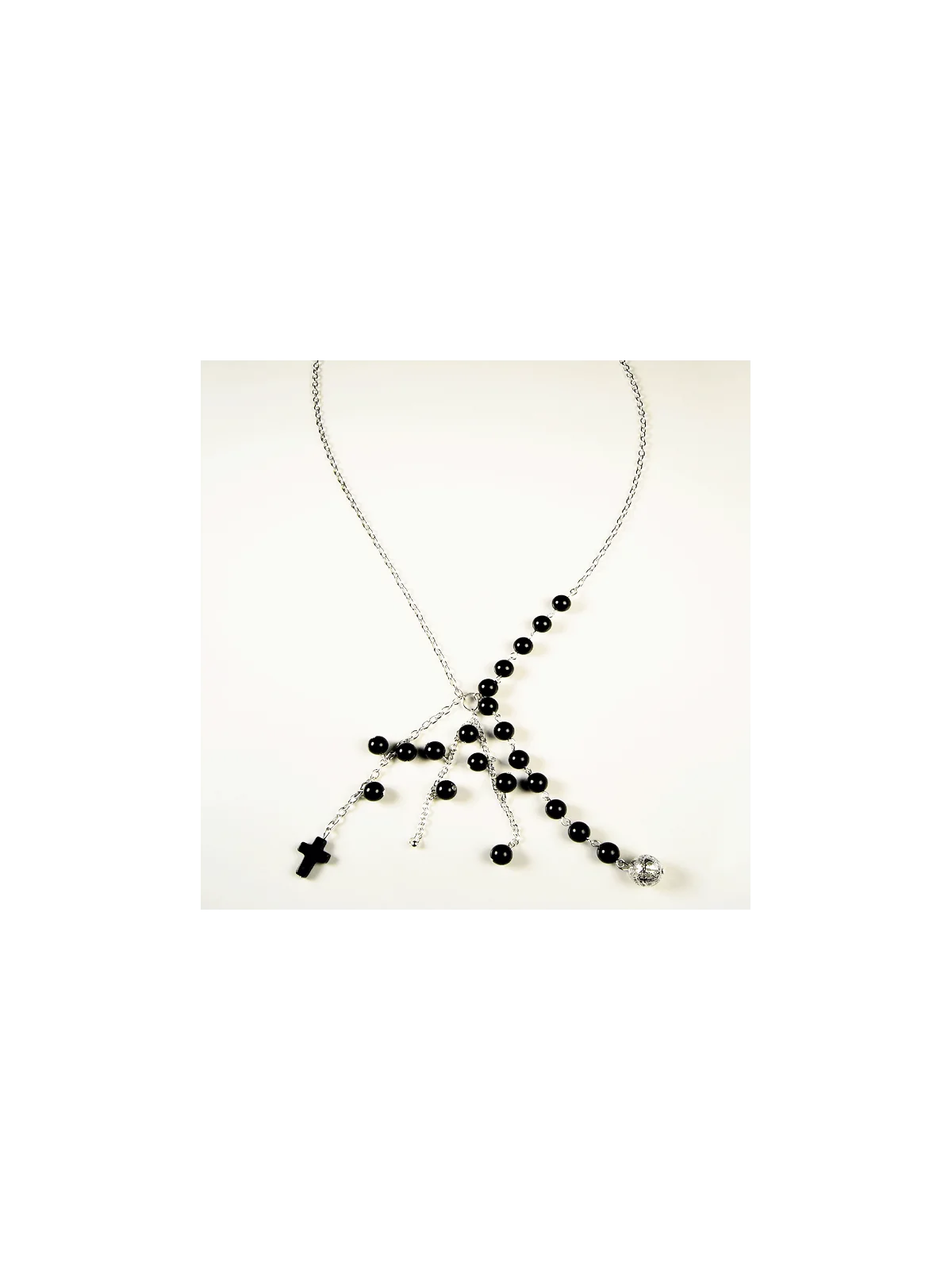 detalle de collar de agatas negras en cascada