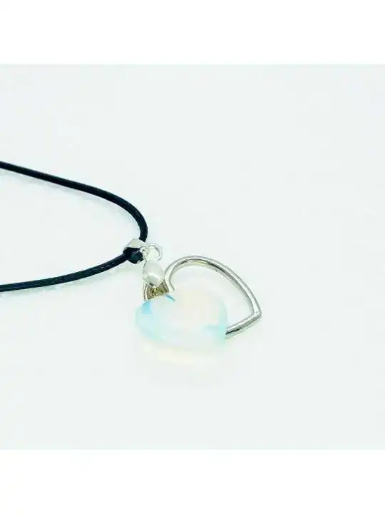 detalle de colgante corazón de opalo iridiscente