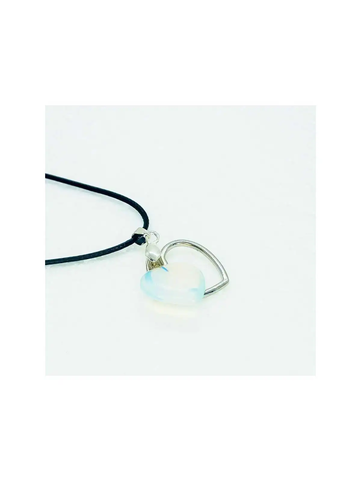 detalle de colgante corazón de opalo iridiscente