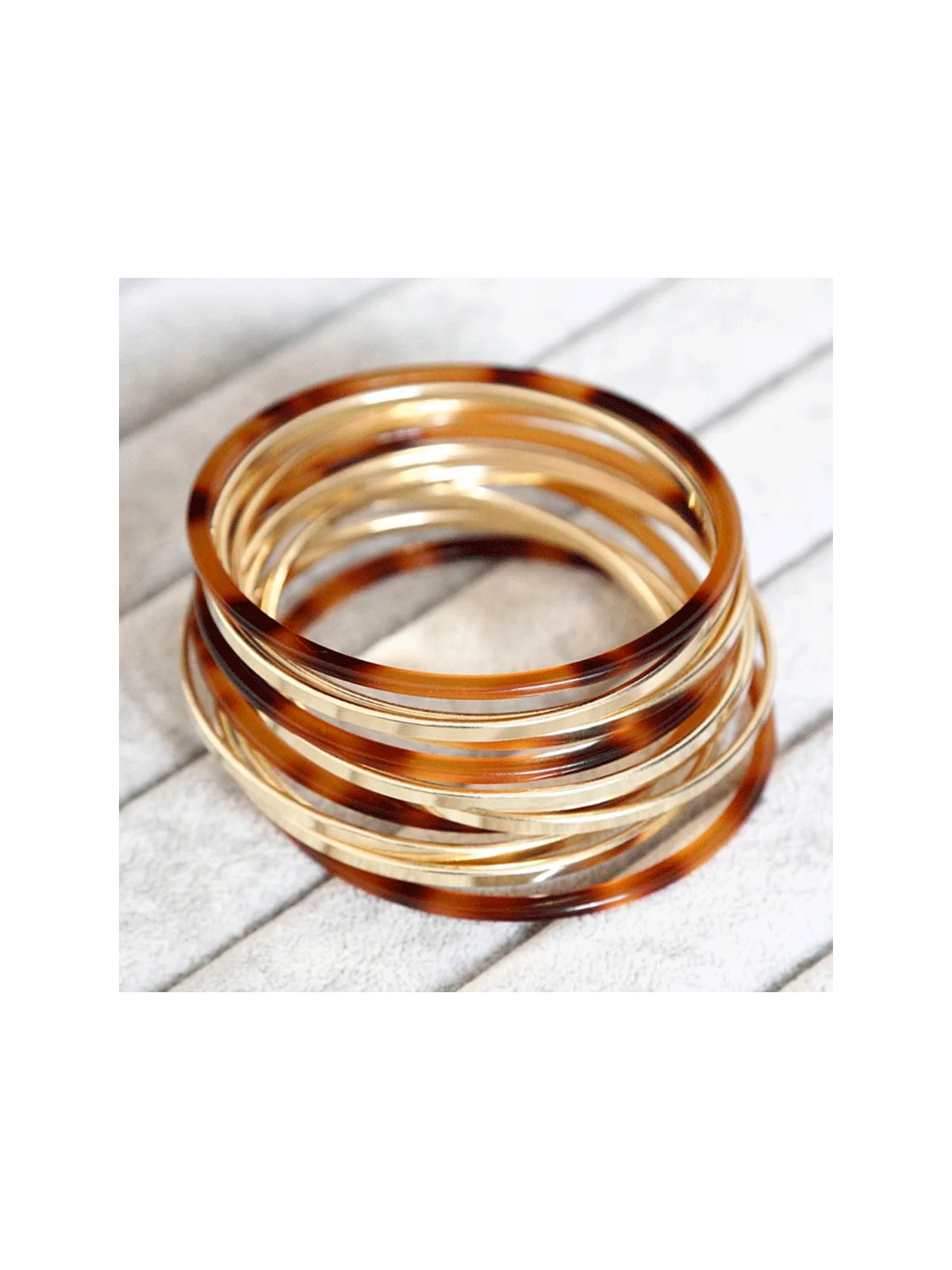 Multipulseras de resina de carey y doradas