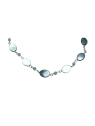 detalle de collar gargantilla con piedra phoenix y adornos plateados