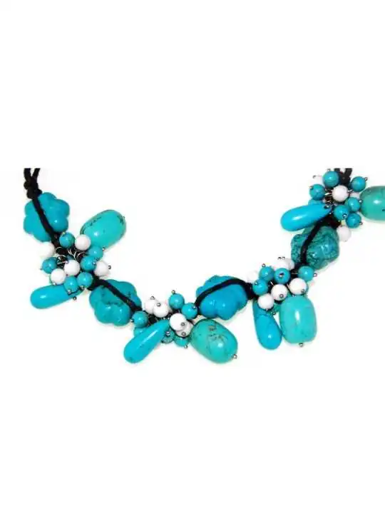detalle de collar con howlitas azules y blancas