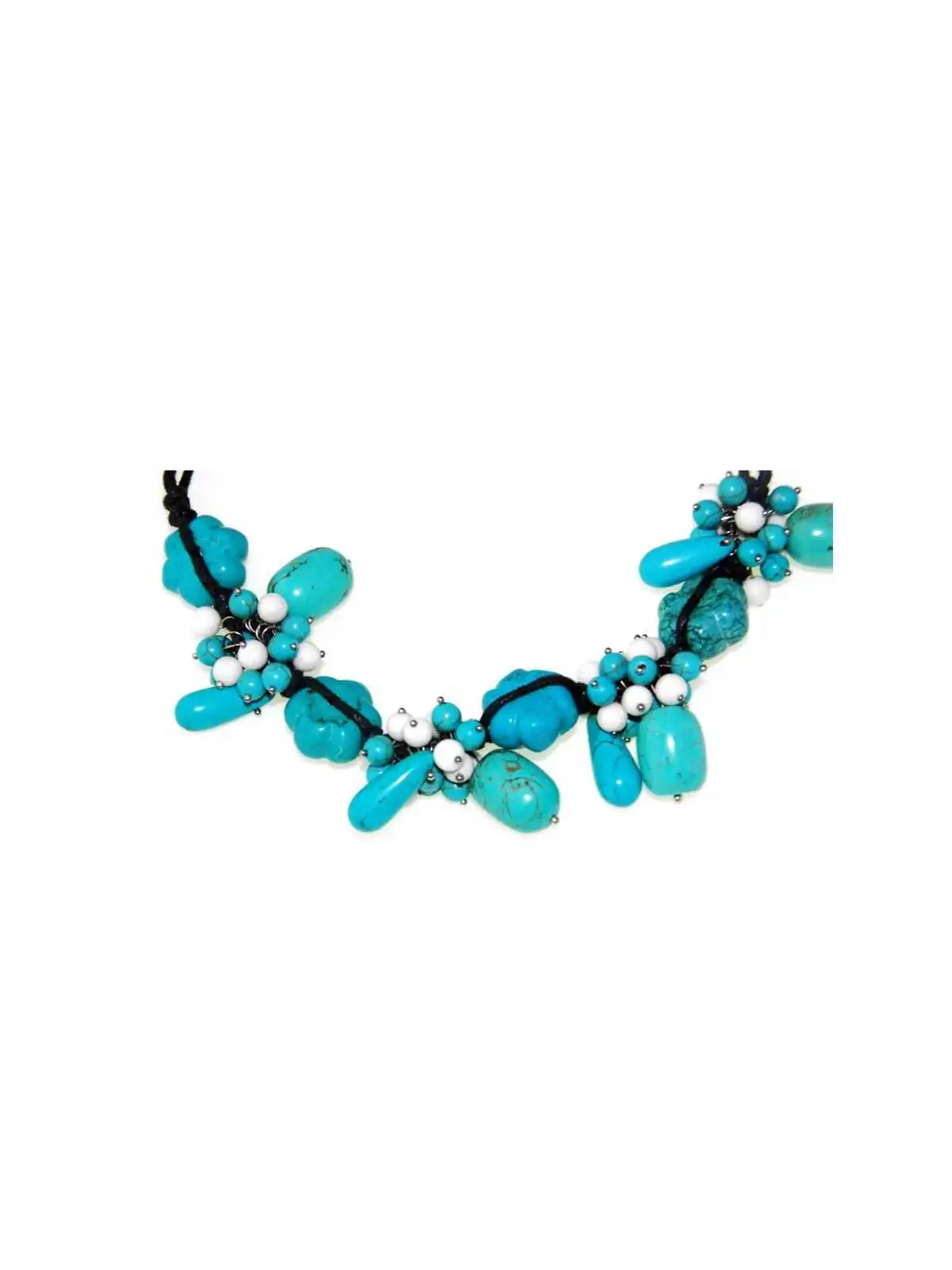 detalle de collar con howlitas azules y blancas