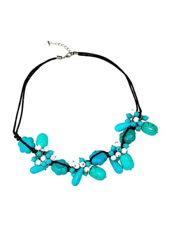 precioso collar con howlita azul y blanca