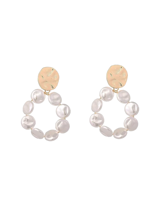 Pendientes dorados y perlas de rio