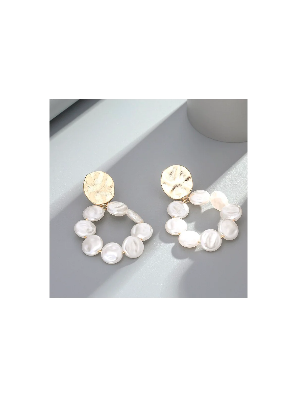 Pendientes elegantes dorados y perlas