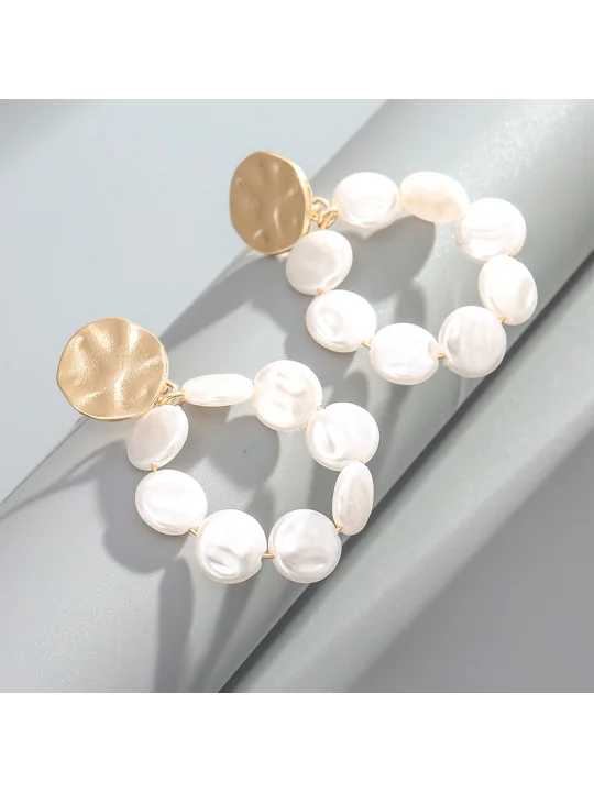 Pendientes moderos dorados con perlas de rio