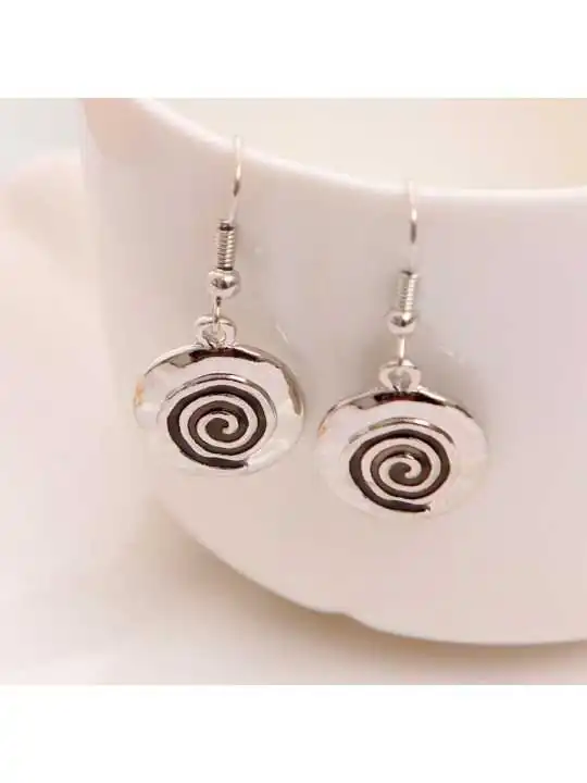 pendientes plateados y esmalte negro 
