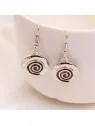pendientes plateados y esmalte negro 