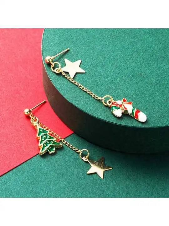 Pendientes diferentes de la Navidad con estrella