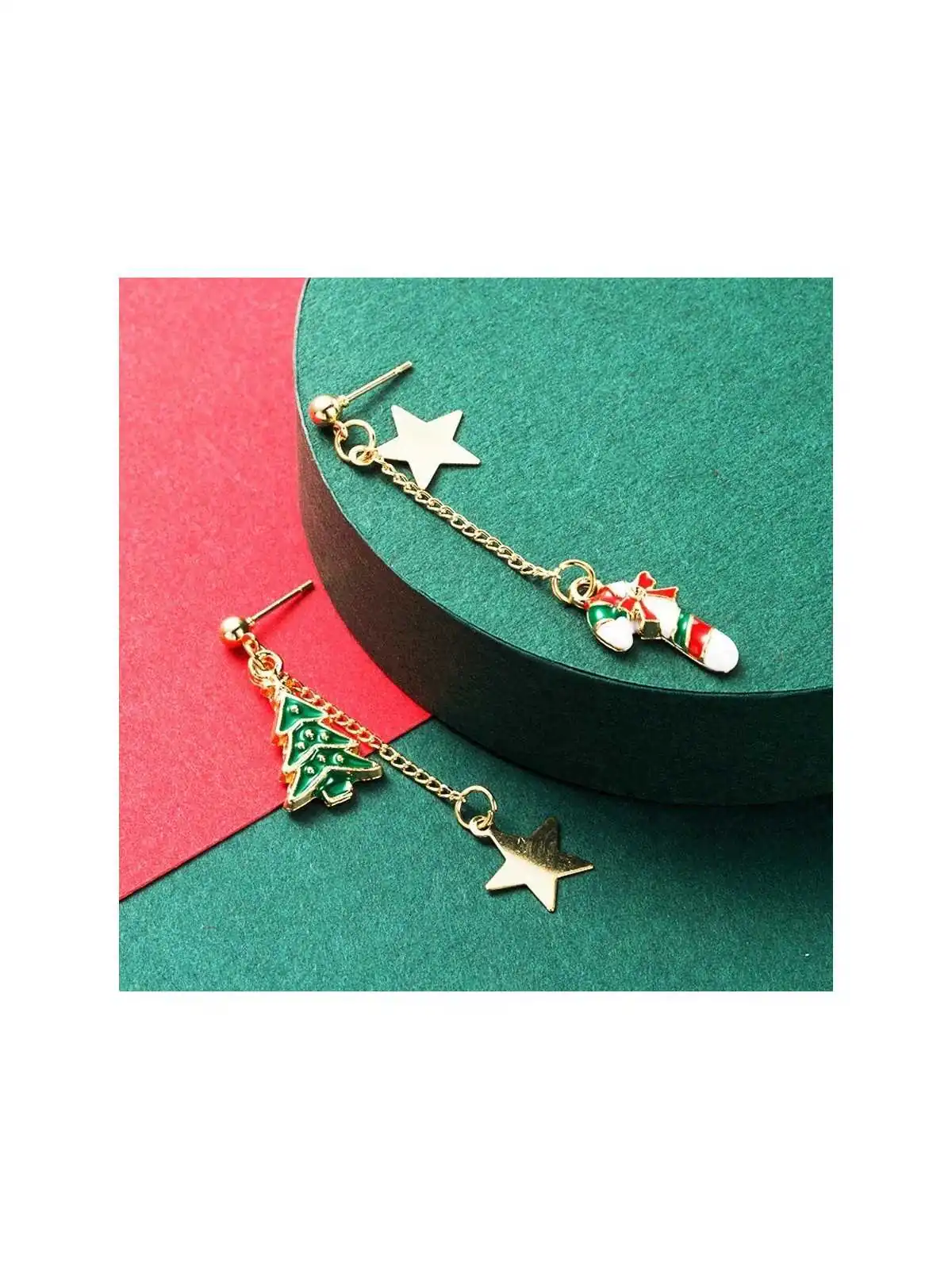 Pendientes diferentes de la Navidad con estrella