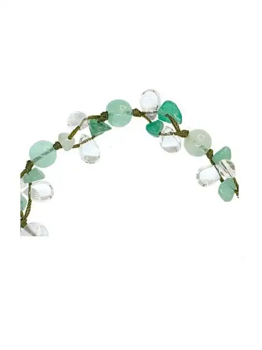 Detalle de pulsera anudada con aventurinas