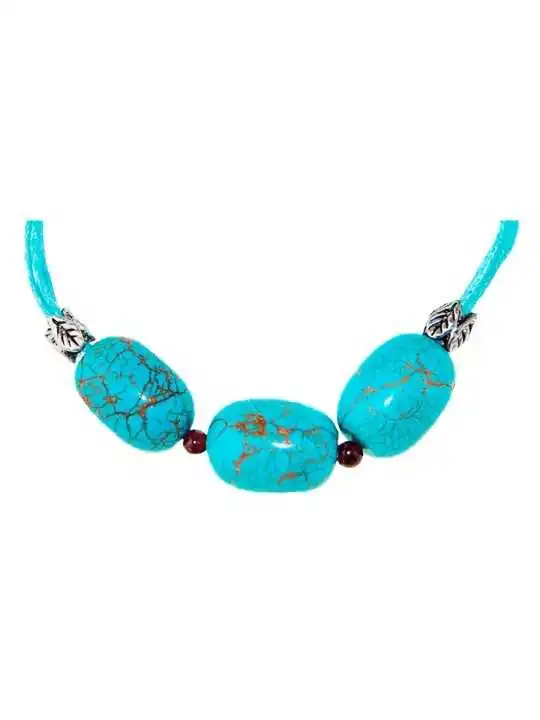 Detalle de pulsera con howlitas turquesas