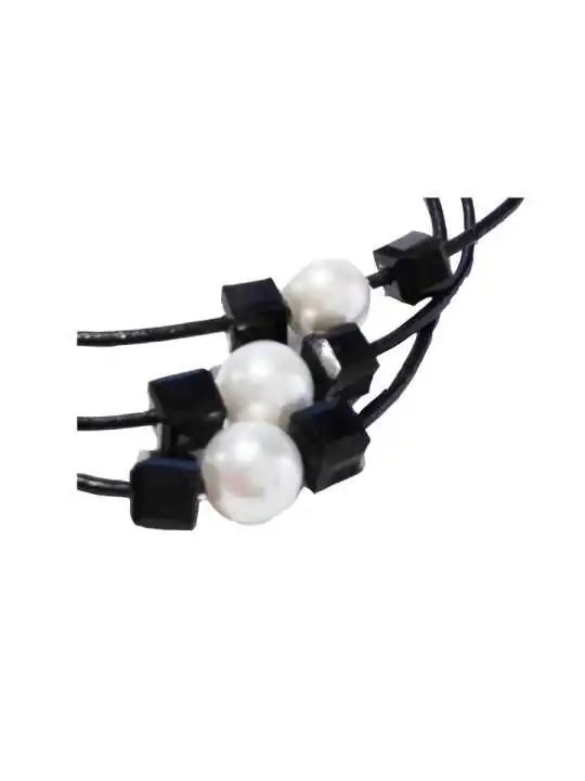 Pulsera con varias tiras de cuero y cuarzos negros