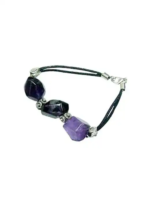detalle de pulsera con amatistas redondas