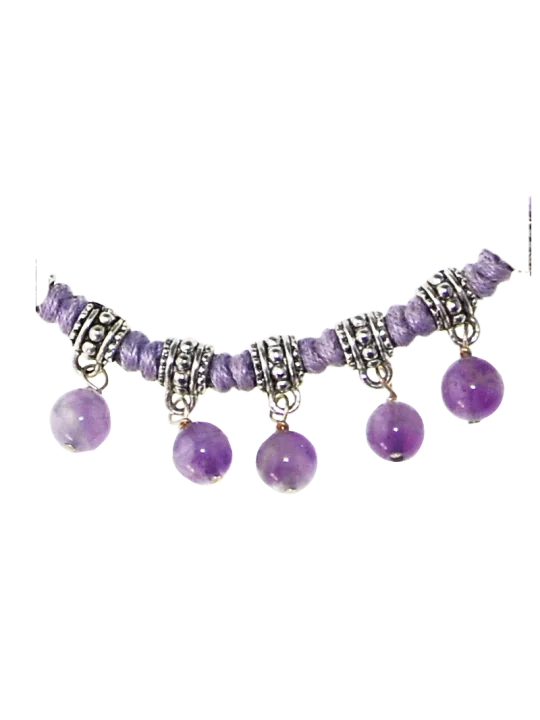 detalle de pulsera con bolitas de amatista