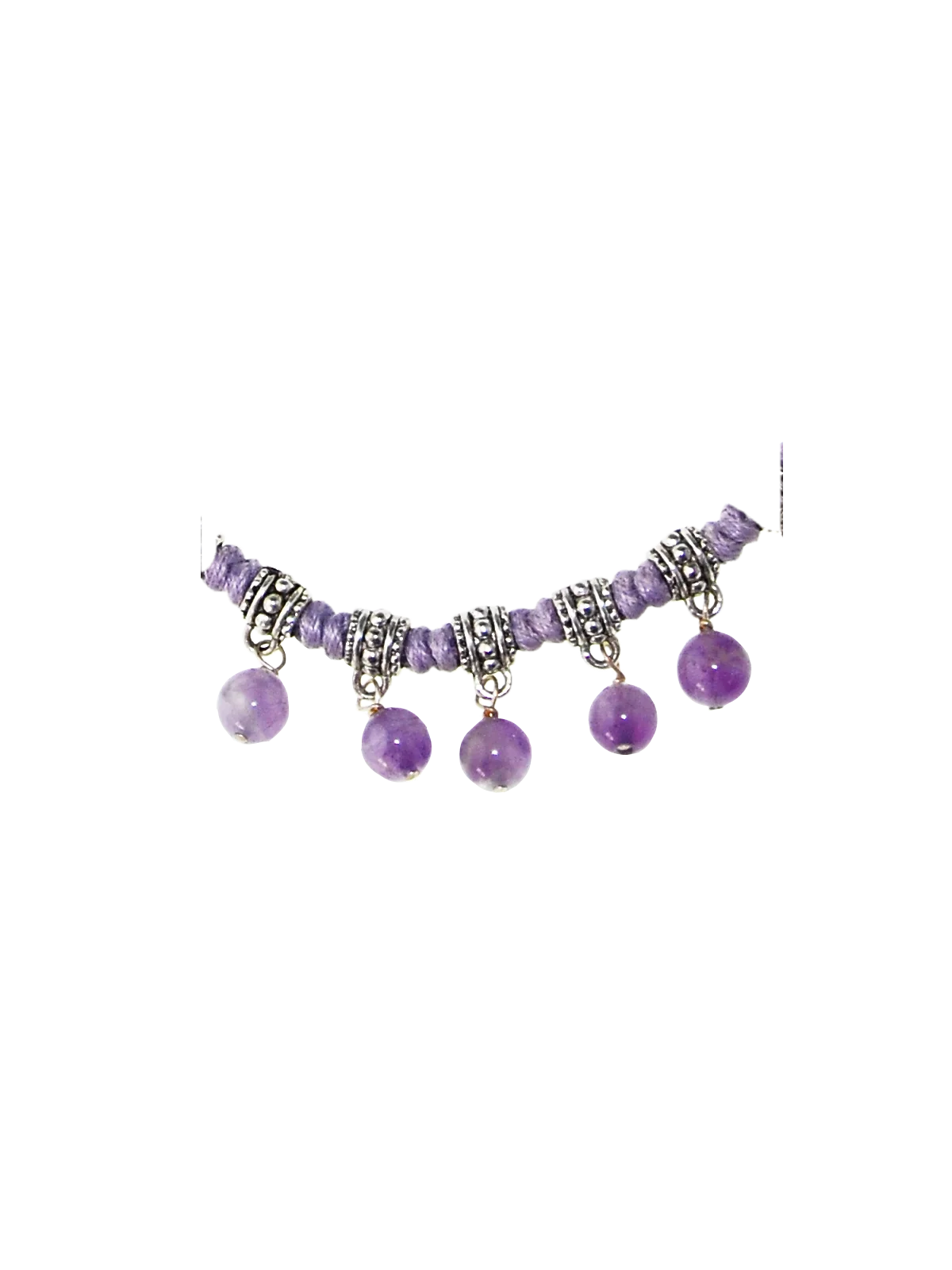 detalle de pulsera con bolitas de amatista