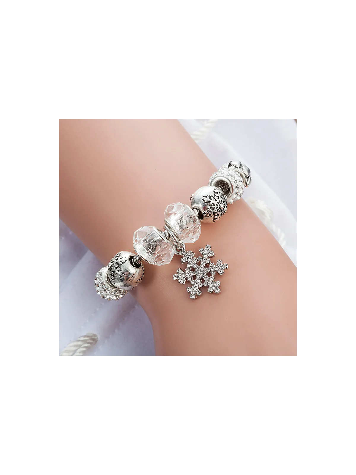 como se lleva Pulsera de charms plateada de la navidad