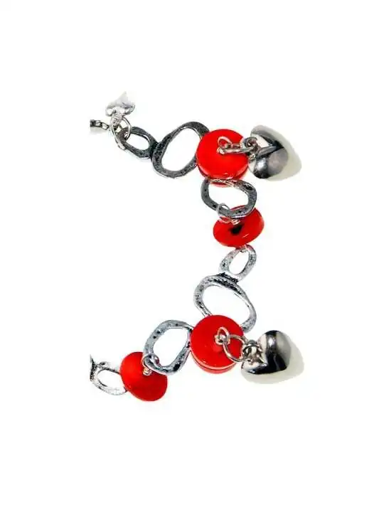 detalle de pulsera de coral rojo y corazones