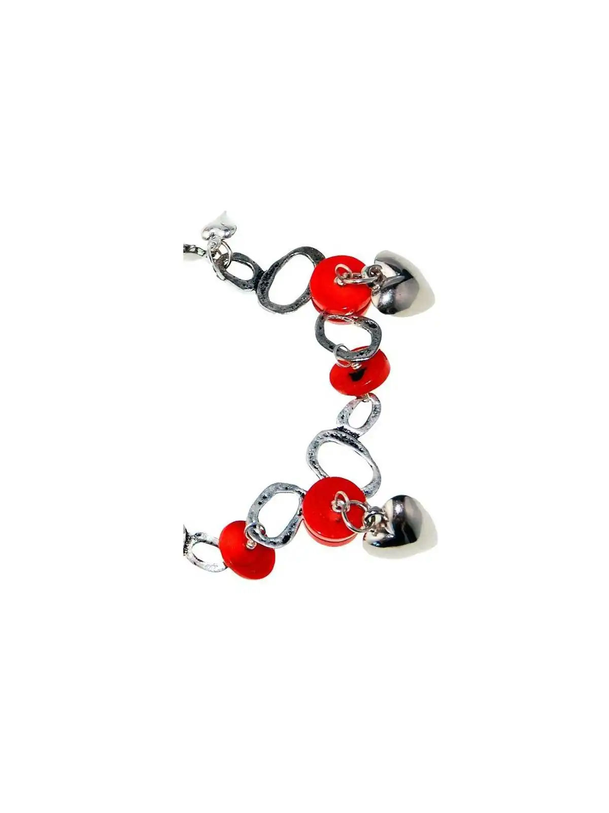 detalle de pulsera de coral rojo y corazones