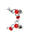 detalle de pulsera de coral rojo y corazones