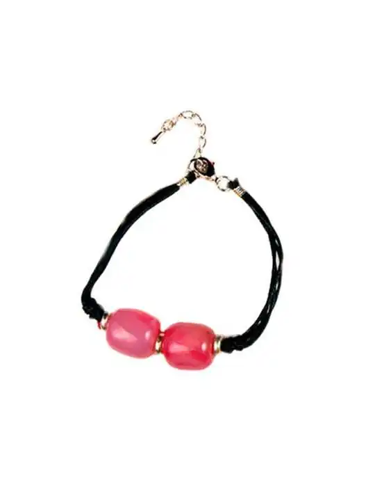 Detalle de pulsera con piezas de cuarzo rojo natural 