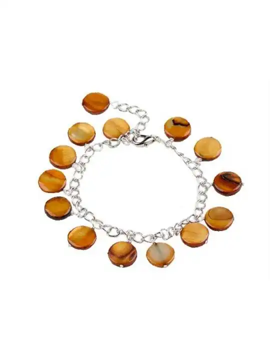 Detalle de pulsera con discos de nacar tostado