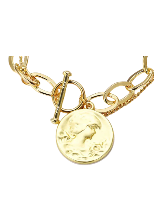 detalle de pulsera con cadena y moneda